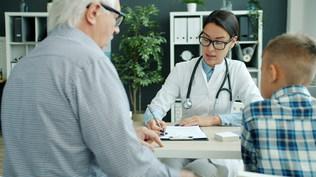 patient consulting doctor